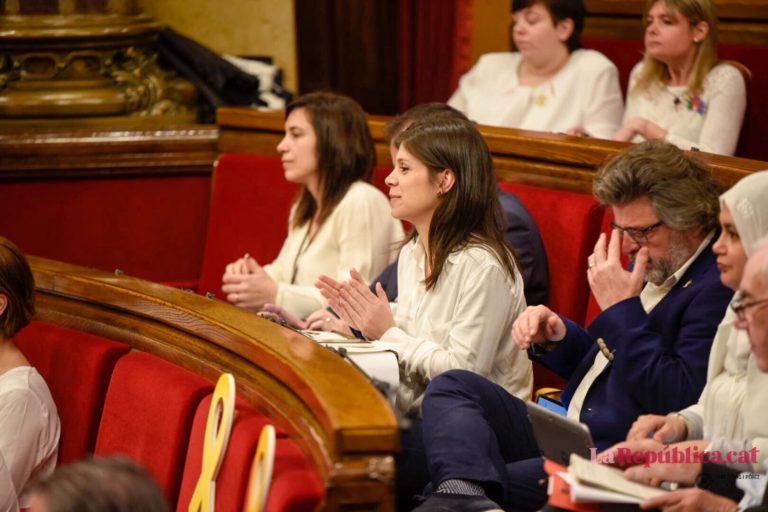 Diversos diputados y diputadas del Parlament catalán han asistido al pleno con vestimenta blanca en solidaridad con la campaña de Òmnium #JoAcuso Foto: @marcpuigperez
