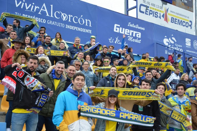 Aficionados del Cádiz vacilan a la derecha y usan gratis los autobuses de la manifestación para ir al campo del Alcorcón