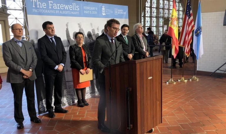 Feijóo ensalza la «epopeya de millones de gallegos» en la inauguración en Nueva York de la exposición ‘Os adeuses’