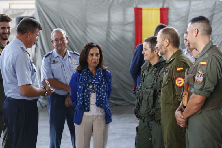 La ministra Robles amenaza a los independentistas con el ejército