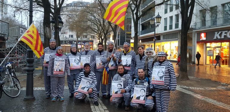 La “injusticia española” protagonista en el Carnaval de Dusseldorf (Alemania). Alegoría en favor de los presos políticos catalanes