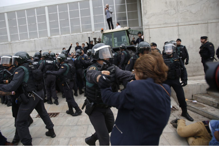 La Audiencia de Barcelona reabre la causa sobre las cargas policiales en la escuela Estel del 1-O