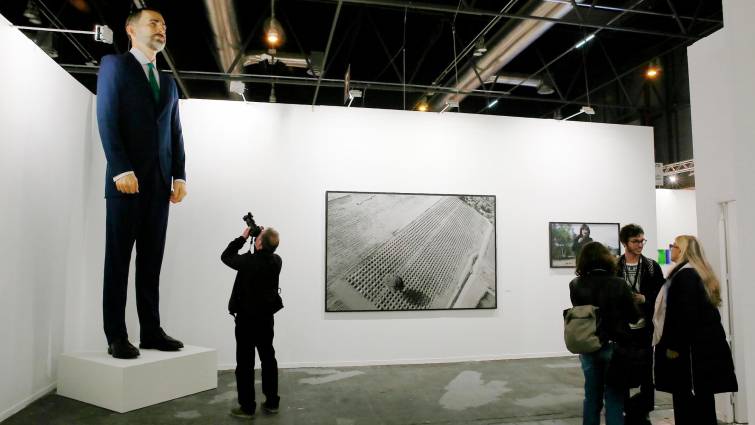 Laura Borràs ‘consellera’ de Cultura de la Generalitat se moja sobre el Muñeco del Rey en la Feria ARCO