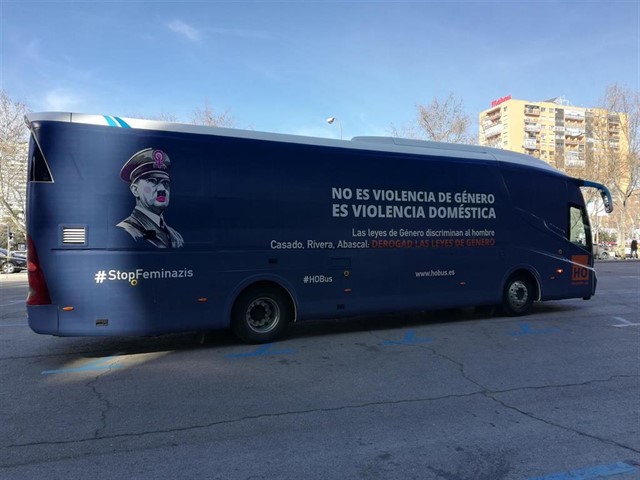 El Ayuntamiento de Barcelona denuncia el bus de HazteOír por atentar «contra la dignidad de las personas»
