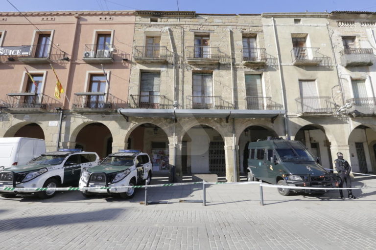 La Guardia Civil entra en el Ayuntamiento y el museo de Almacelles (Lleida)