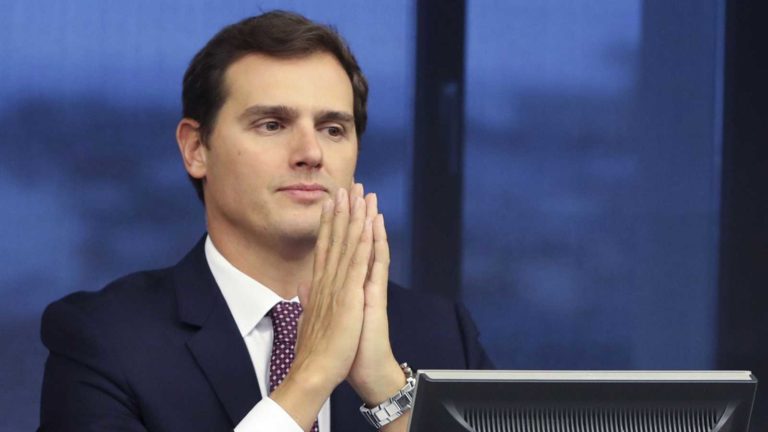 Rivera ‘suplica’ a Casado que «de una vez por todas coja el guante» y «diga sí» a formar gobierno de coalición