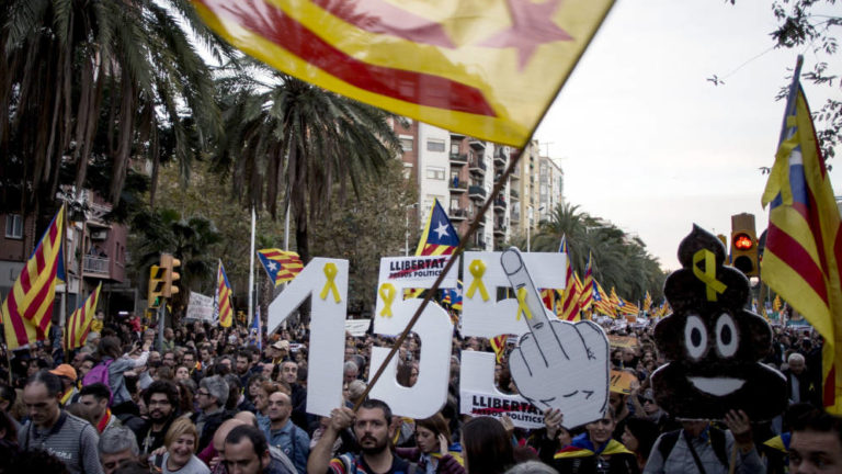 Casado, desesperado por ganar votos entre la derecha, promete activar el 155 en su primer Consejo de Ministros si gobierna