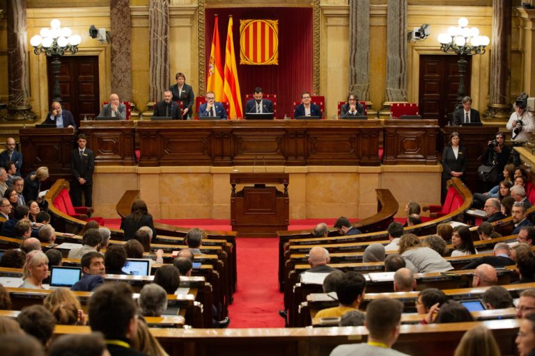 El Parlament de Catalunya condena el terrorismo y el uso de cualquier tipo de «coacción y violencia»