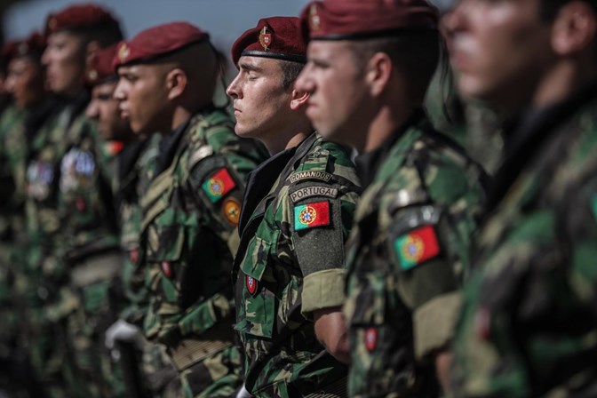 Portugal huele a claveles, España huele a pólvora