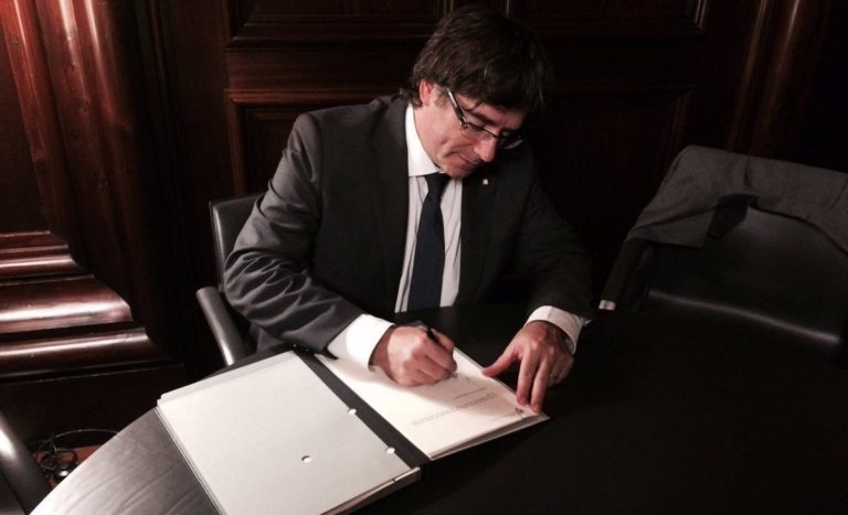 El President legítimo en el exilio Carles Puigdemont trabaja en un libro sobre el 27-0 con documentos que ha recuperado