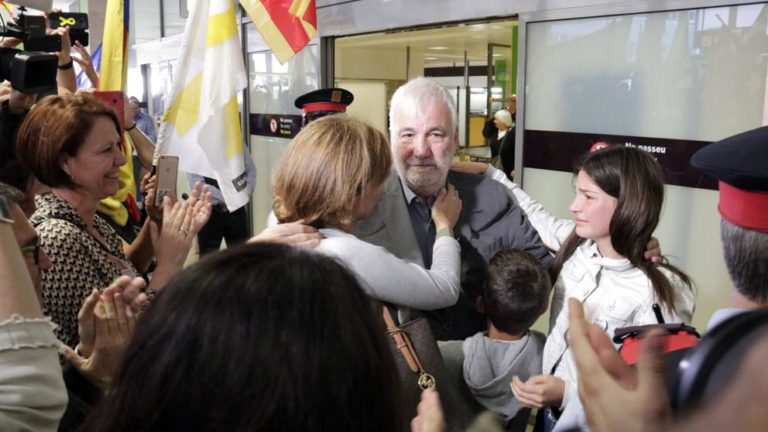 [Vídeo] Así ha sido la emotiva llegada del acompañante de Puigdemont en Bruselas, Jami Matamala, al aeropuerto de Girona