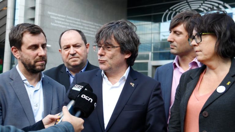 El spanish show de gira: la Eurocámara impide a Puigdemont y Comín entrar a su sede para tramitar la acreditación de eurodiputados