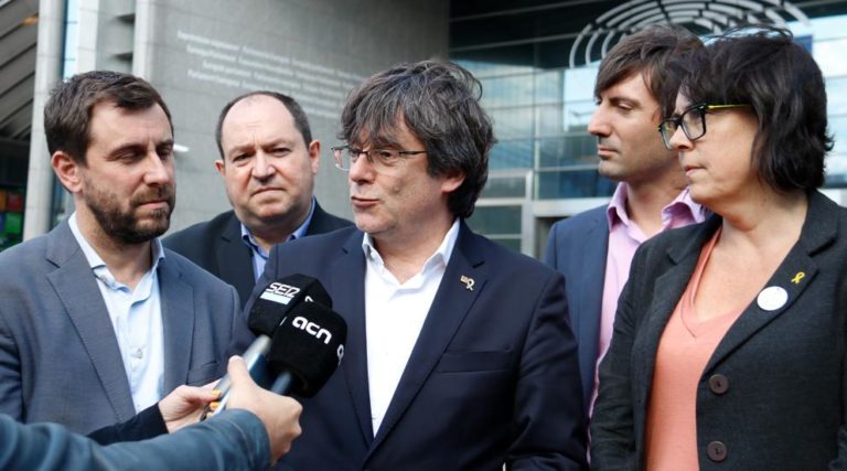 Una España mezquina obliga al Europarlamento a romper la norma y suspender la acreditación provisional de todos los eurodiputados españoles