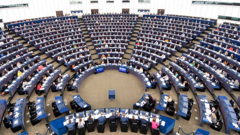 España elige a sus 54 diputados del Parlamento europeo, que cobrarán un sueldo neto de 6.800 euros al mes