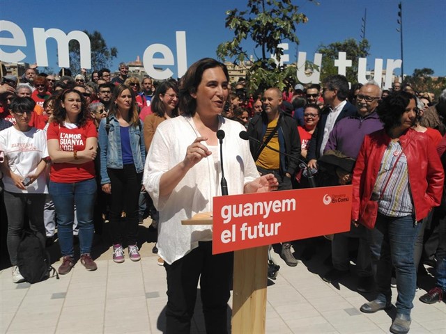 Colau presenta el lema de campaña “Guanyem el futur”, pero ha perdido el presente