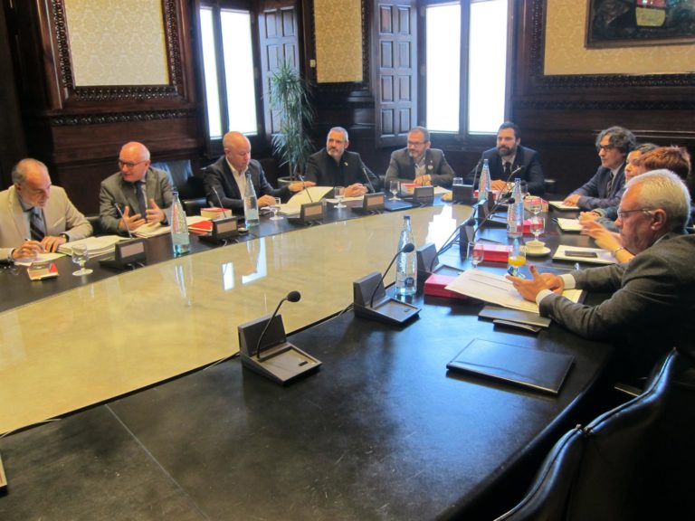 El independentismo recupera la mayoría absoluta en el Parlament tras sustituir a los presos políticos