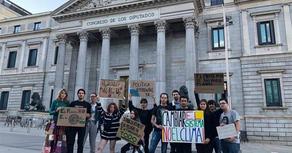 Un grupo de jóvenes de ‘Fridays for Future’ dormirá frente al Congreso para exigir medidas contra el cambio climático
