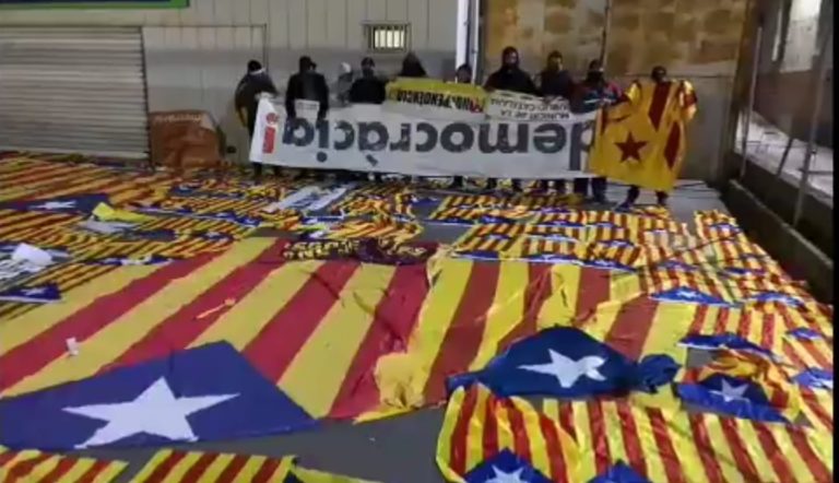 Siete detenidos de la ultraderecha española por colocar inodoros con lazos amarillos frente a casas de ciudadanos catalanes