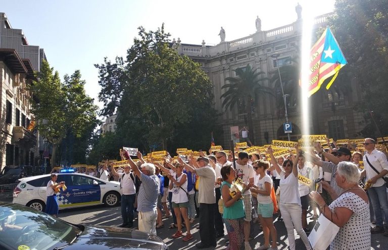 Varios centenares de personas cortan la vía ante la Delegación del Gobierno y piden la absolución para los presos políticos
