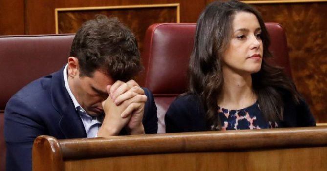 Los gestos de Arrimadas desde su escaño durante la sesión de investidura