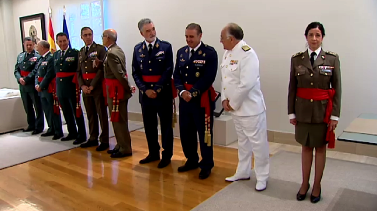 [Vídeo] Trato vejatorio y machista a la primera General femina española durante su presentación