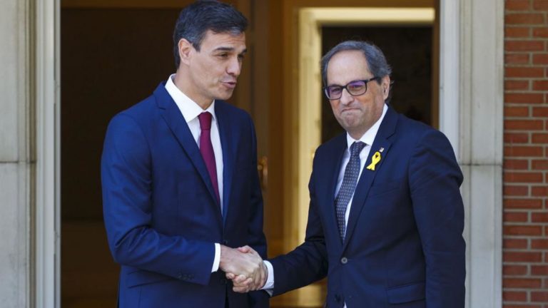 Sánchez ahora niega la existencia de documentos pactados con Catalunya que Torra confiesa haberle dado “en mano”