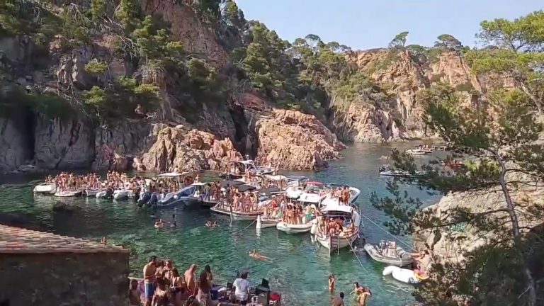 «Salvem» denuncia fiestas privadas en barcos fondeados en calas de la Costa Brava