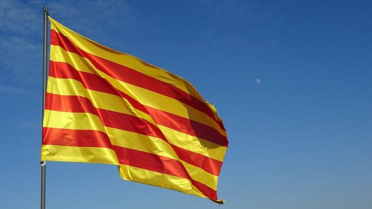 Pelea a golpes de ladrillo en el centro de Málaga en confundir una bandera valenciana por una catalana