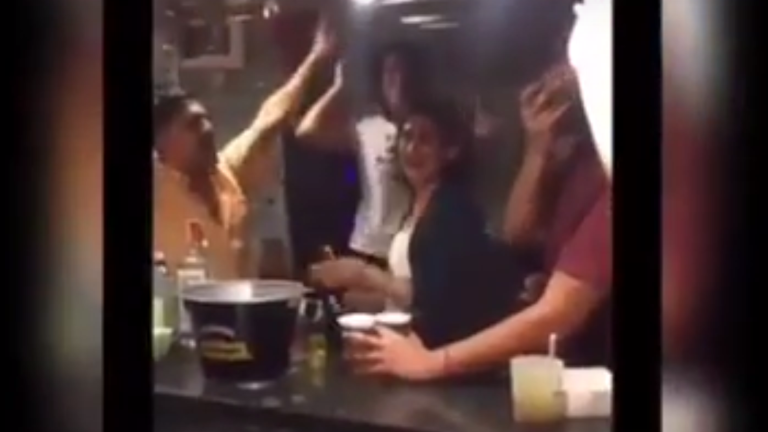 [Vídeo] Colau de juerga entre gritos de «¡borracha!» mientras la criminalidad se dispara en Barcelona