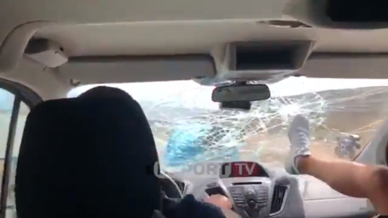 [Vídeo] Uno grupo de turistas españoles en Albania acabaron con el dueño de un restaurante colgado del parabrisas del coche
