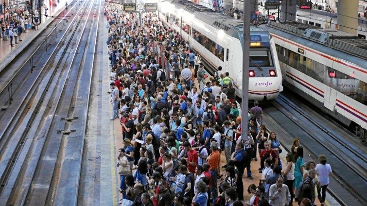 Renfe amarga el inicio del puente de agosto a millones de españoles al cancelar más de 300 trenes