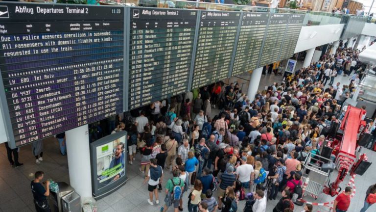 Un español pulsa el botón equivocado y provoca el caos en el aeropuerto de Munich con 190 vuelos cancelados