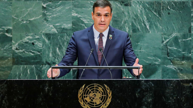 Sánchez reivindica la II República frente a «un dictador que colaboró con el régimen nazi»