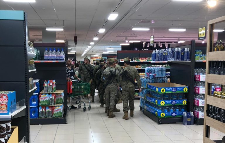 El Ministerio de Defensa reconoce que eran militares españoles los que ayer bebían alcohol armados en un bar de Vilafranca
