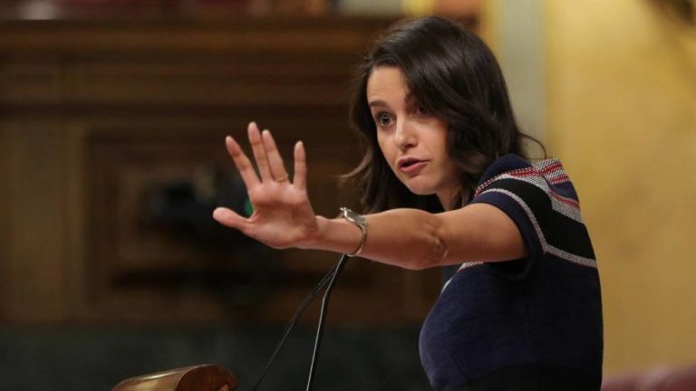 Inés Arrimadas es tildada de racista por un diputado de ERC