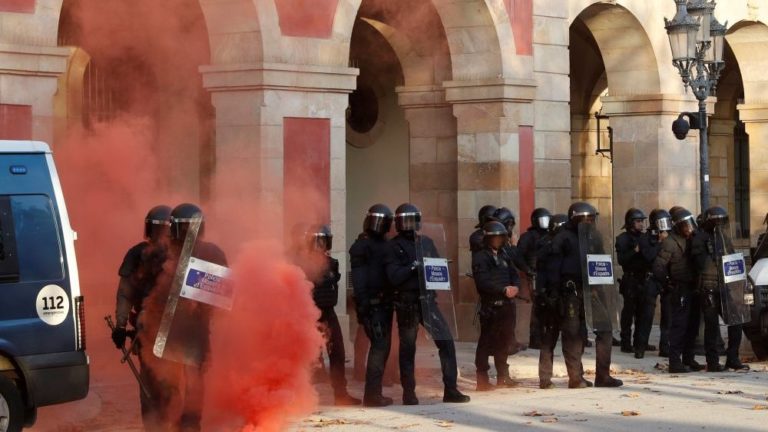 Intrascendente tensión a las puertas del Parlament al grito de «1 de octubre, ni olvido ni perdón»