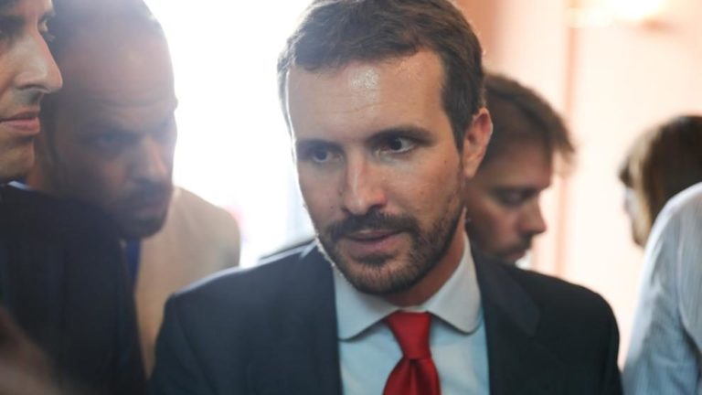 Un Casado exitado pide al Gobierno actuar de manera «urgente» para defender a la Guardia Civil en Catalunya del independentismo
