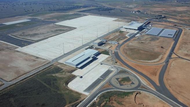 España Global / Marca España: Aterriza el primer avión -sin pasajeros- en el aeropuerto de Ciudad Real despues de 9 años