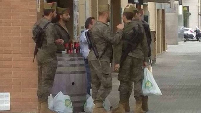 Defensa confirma la presencia de soldados españoles armados bebiendo alcohol por las calles de Vilafranca