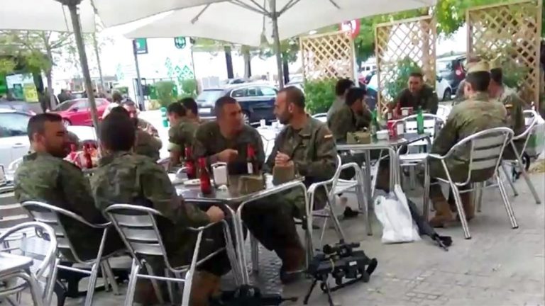 Cs de Vilafranca secunda la acción de los militares españoles armados bebiendo cerveza en la calle