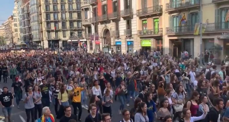 [FotoNoticia] Tens of thousands of students singing the Catalan anthem are moving to Plaça Catalunya of  Barcelona, where there first response to the Independence Trial verdict is expected to be announced at 1pm.