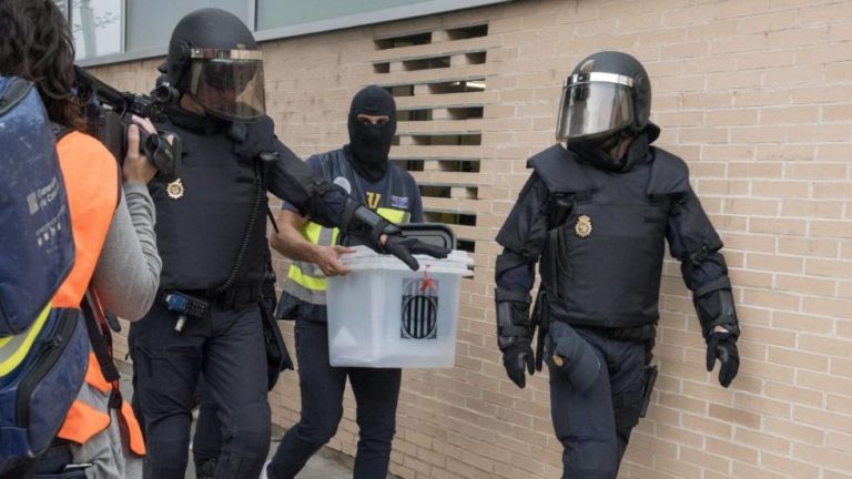 Un juzgado de Barcelona quiere identificar a los agentes policiales que se llevaron las urnas del 1-O