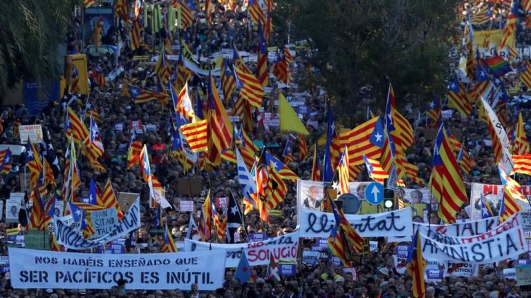 El independentismo vuelve a abarrotar las calles contra la sentencia del juicio farsa con el lema «Libertad»