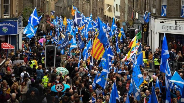 Cientos de miles de personas reclaman la independencia de Escocia en una manifestación en Edimburgo