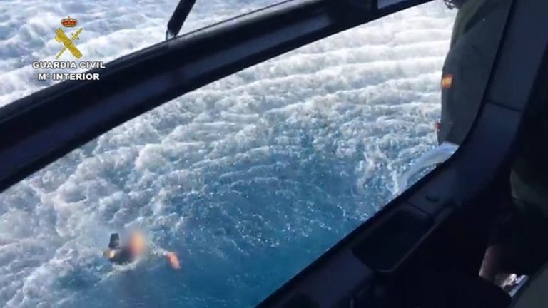 [Vídeo] La Guardia Civil en acción: Tres agentes son rescatados en alta mar por unos narcotraficantes