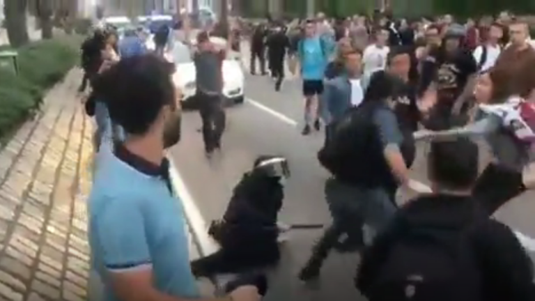 [Vídeo] Una Mosso d’Esquadra es rescatada de una paliza por un Guardia Civil por ‘agresiva’