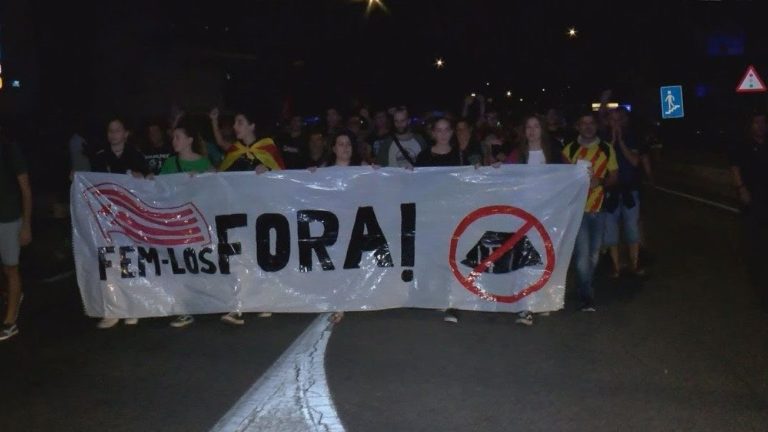 [Vídeo] Centenares de personas se manifiestan en Calella (BCN) y cortan un carril de la N-II para exigir a la Guardia Civil que se vaya de Catalunya