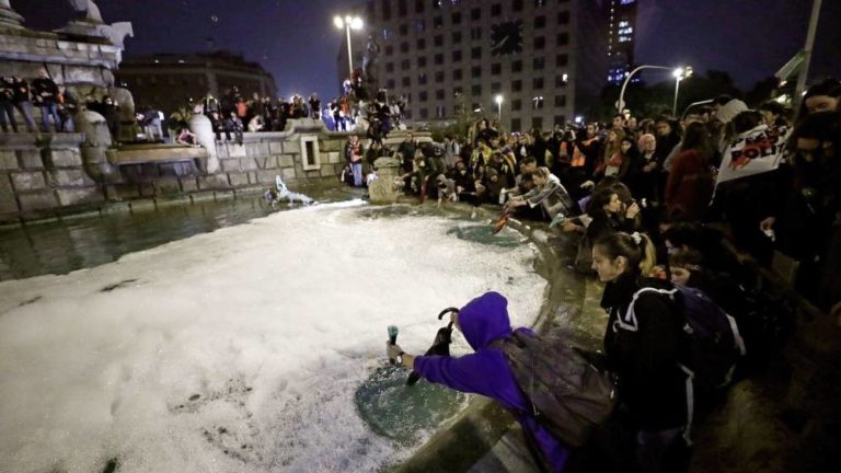 Centenares de personas se concentran en Plaça Espanya de Barcelona y tiran jabón a la fuente