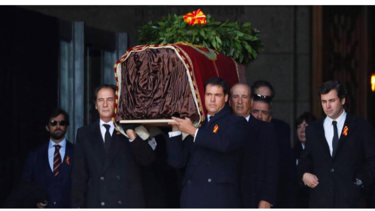 El Dictador, ya está fuera del Valle de los Caídos, mientra se veía a los Franco y los Borbón llevar el féretro