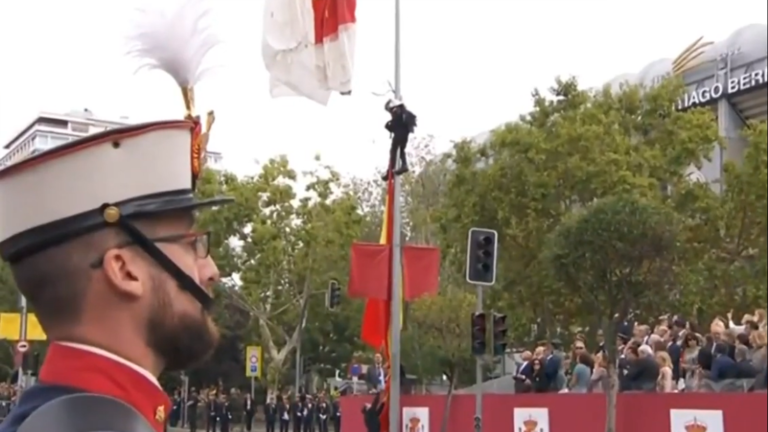 [Vídeo] Desfile de la Hispanidad #MarcaEspaña: El Rey y la ‘rogigualda colgada’ republicana